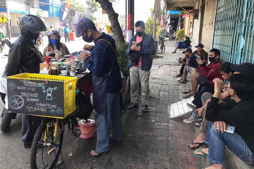 Antrian pembeli menikmati kopi street Himung Kopi