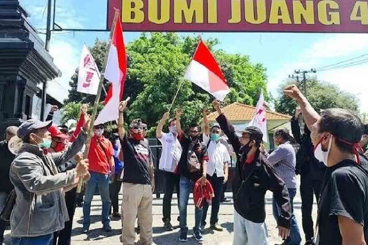 Demo massa tolak KAMI di Surabaya