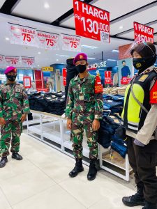 Polwan Sidoarjo Sosialisasikan Patuh Protokol Kesehatan di Mall