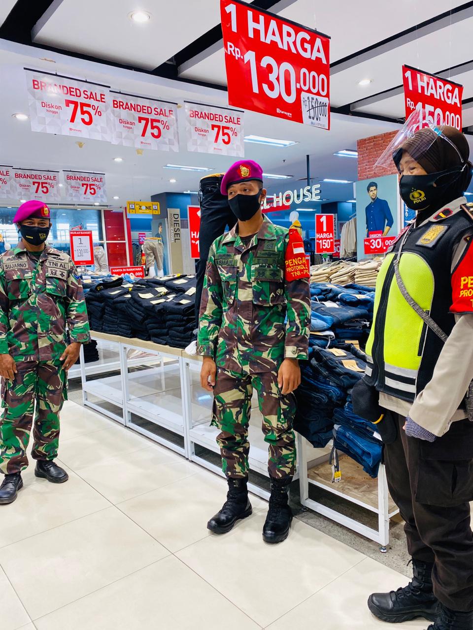 Polwan Sidoarjo Sosialisasikan Patuh Protokol Kesehatan di Mall