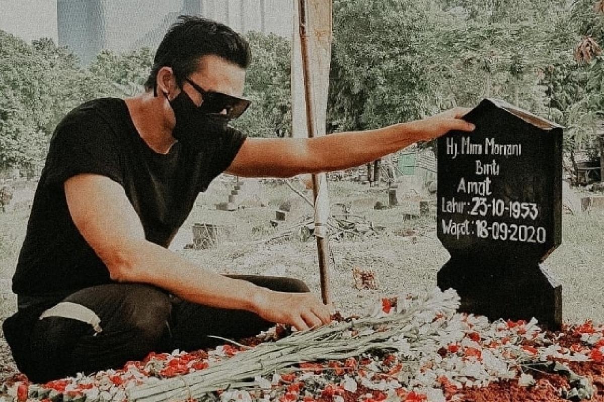 Indra Brugman di makam ibunya