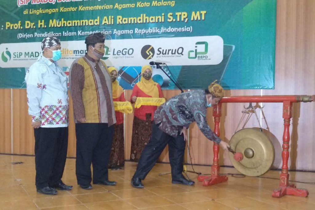 Pemukulan gong, penanda launching 5 aplikasi. (rhd)