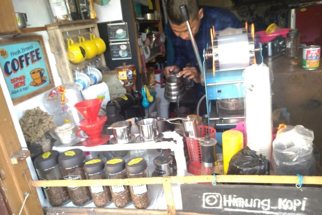 Meracik kopi di kedai rumahnya.
