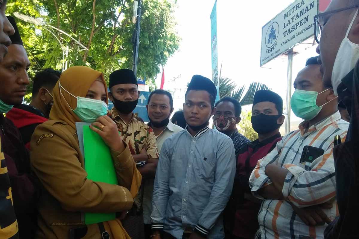 Negosiasi alot nasabah saat berada depan Kantor Cabang (KC) Pamekasan