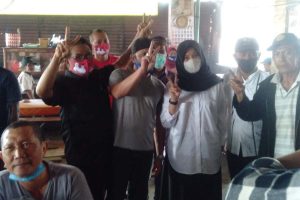 Pedagang dan Pengunjung pasar Genteng 2, Desa Genteng Kulon, Kecamatan Genteng saat mengerumuni Cabup Nomor Urut 2 Ipuk Fiestandani