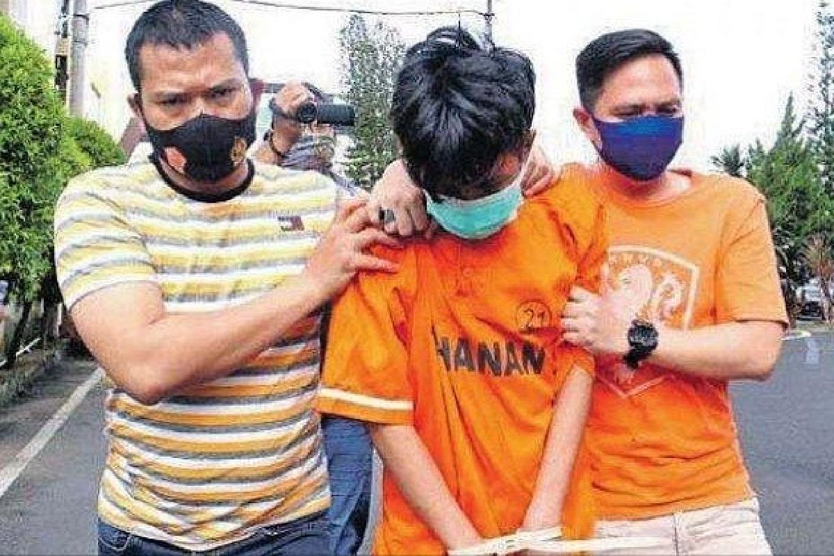 Pelaku penusukan Syekh Ali Jaber. (ist)