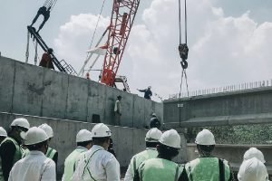 Proses pemasangan balok grider fly over Kedungkandang