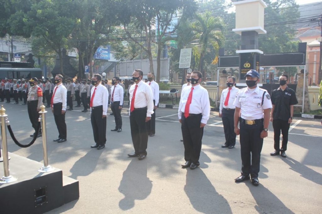 Para anggota polisi, security & teknisi ATM Mandiri, mendapatkan penghargaan. (ist)