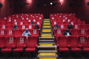 Pengaturan jarak pengunjung bioskop