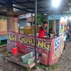Syahroni korban penipuan pemilik warung nasi goreng depan RS Al Huda, Desa Gambiran, Kecamatan Gambiran. (ant)