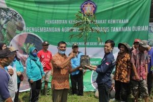 Penyerahan bibit durian montong kepada Kepala Desa Kaumrejo