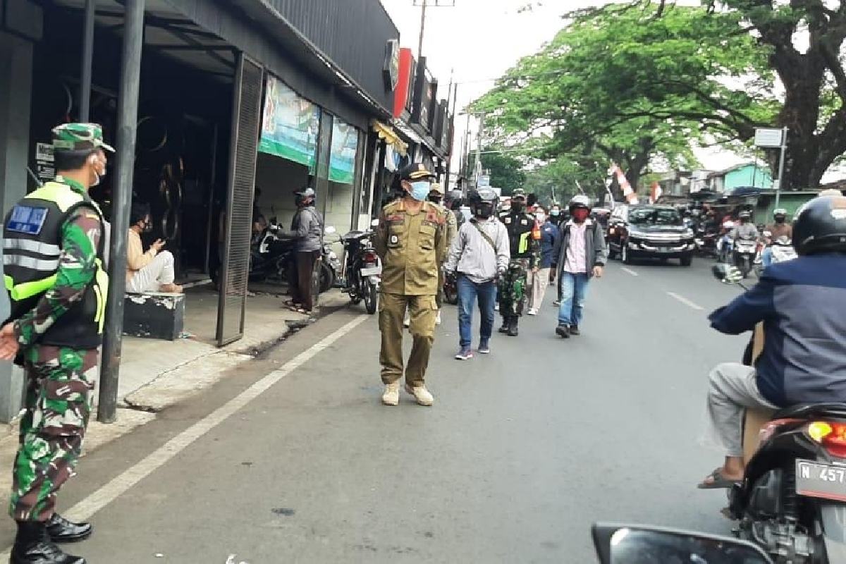 Satgas gabungan menyisir Pasar Comboran. (riz)