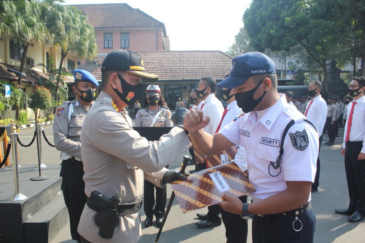 Kapolresta Makota berikan penghargaan kepada security ATM Mandiri. (ist)