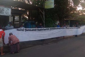 Spanduk penolakan dipasang warga di Perumahan Taman Tirta