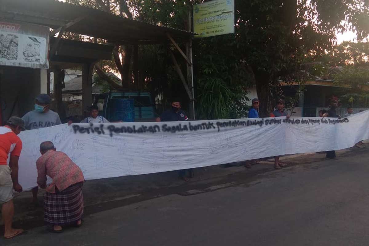 Spanduk penolakan dipasang warga di Perumahan Taman Tirta