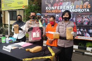 Tersangka dikeler polisi bersama barang bukti, saat konferensi pers. (rhd)
