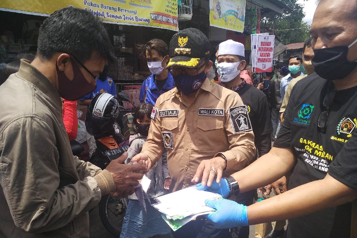 Walikota dan Ketua PWI Malang Raya bagikan masker