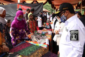 Walikota meninjau karya seniman dan budayawan Malang