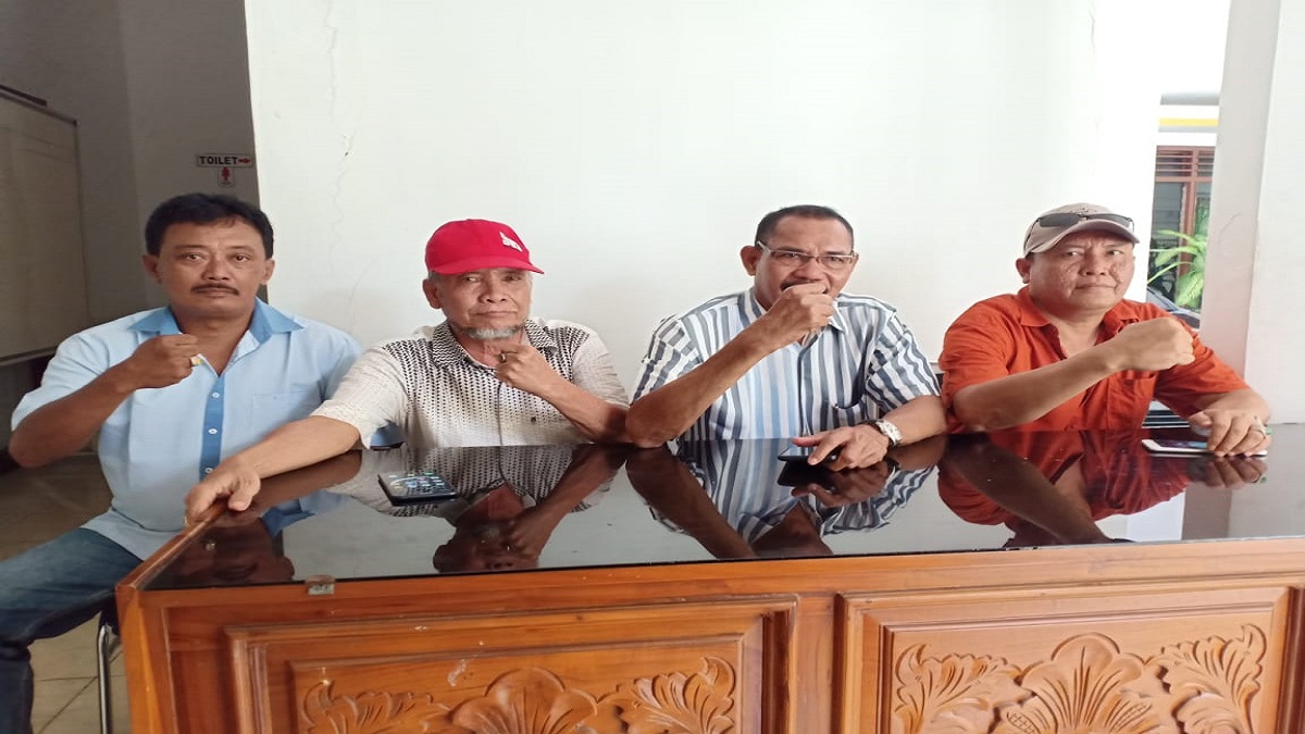 Ir. HM. Eko Soekartono bersama jajaran pengurus LSM REJOWANGI dan ARB