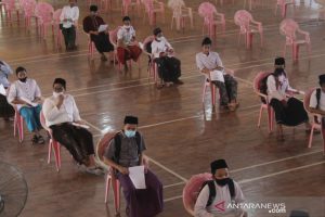 Santri Ponpes Darul Ulum mengikuti screening kesehatan di GOR Universitas Pesantren Tinggi Darul Ulum (Unipdu) Peterongan, Kabupaten Jombang, Jawa Timur, Sabtu (17/10/2020). Pemeriksaan kesehatan yang diikuti ratusan santri Ponpes Darul Ulum ini sebagai upaya deteksi dini terhadap penyebaran COVID-19