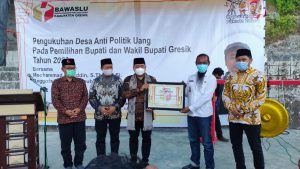 Bawaslu RI Kukuhkan Desa Sekapuk sebagai Desa Anti Politik Uang