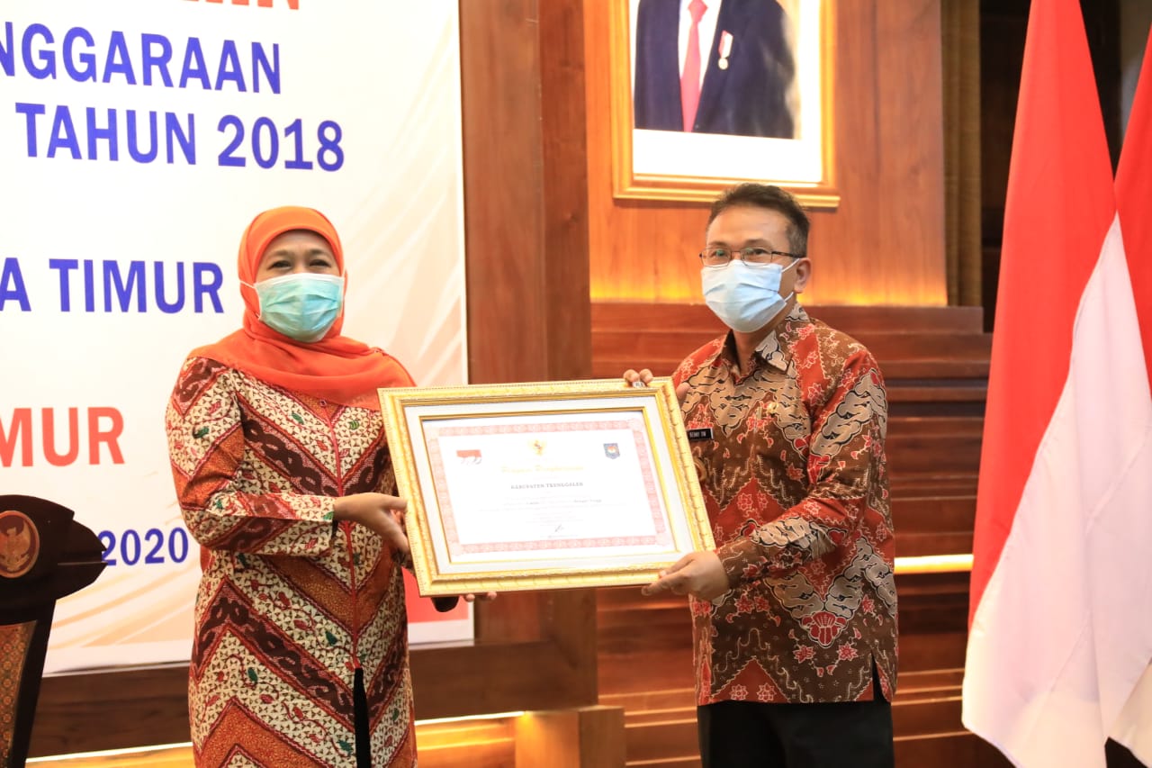 Pjs Bupati Trenggalek Benny Sampirwanto saat menerima penghargaan dari Gubernur Jatim