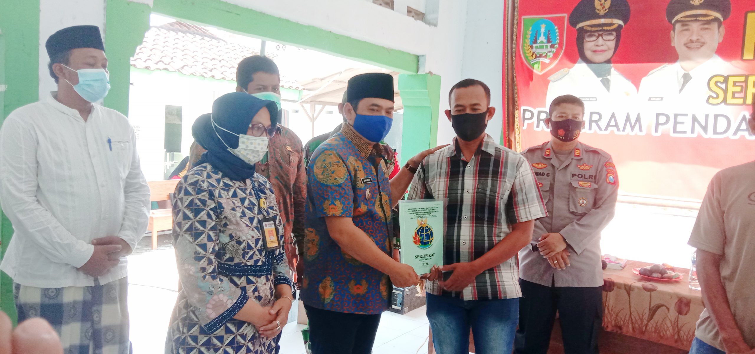 SEREMONI - Wakil Bupati Jombang Sumrambah saat menyerahkan sertifikat tanah didampingi Kepala BPN Tutik Agustiningsih SH MHun di Jombang, kemarin