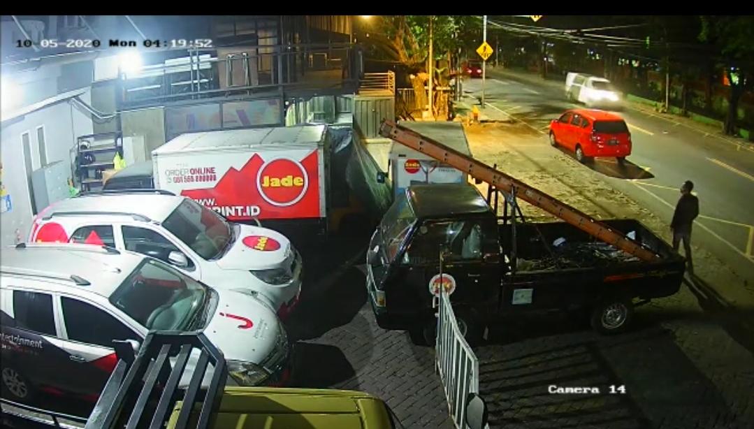 Pelaku saat hendak mencuri Mobil Pickup