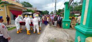 Jenazah Korban Covid-19 Disalatkan di Depan TPU