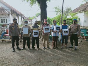 Kapolres Pasuruan dan Ketua DPRD Kabupaten Pasuruan memberikan bingkisan sebagai bentuk apresiatif pada kelima tukang becak - Kapolres Pasuruan dan Ketua DPRD Memberi Apresiasi