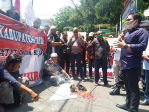 DEMO : Aksi yang meminta jajaran KPU Kediri bersedia sumpong pocong untuk wujudkan pilkada netral