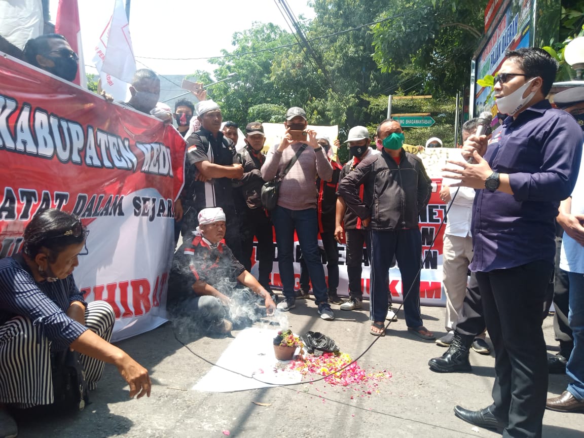 DEMO : Aksi yang meminta jajaran KPU Kediri bersedia sumpong pocong untuk wujudkan pilkada netral