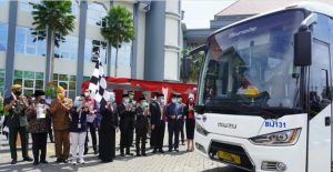 DAMRI Menjadi Kado Spesial HUT ke-19 Kota Batu - Peluncuran DAMRI di depan Balaikota Batu