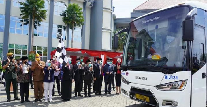 DAMRI Menjadi Kado Spesial HUT ke-19 Kota Batu - Peluncuran DAMRI di depan Balaikota Batu