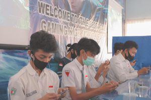 E-Sport - Para pelajar yang sedang mainkan game melalui handphone