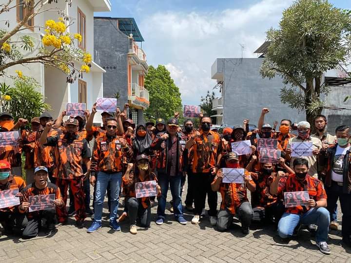 MPC Pemuda Pancasila (PP) Kota Batu saat melakukan penanaman pohon di kawasan Jalan Imam Bonjol Batu, kemarin