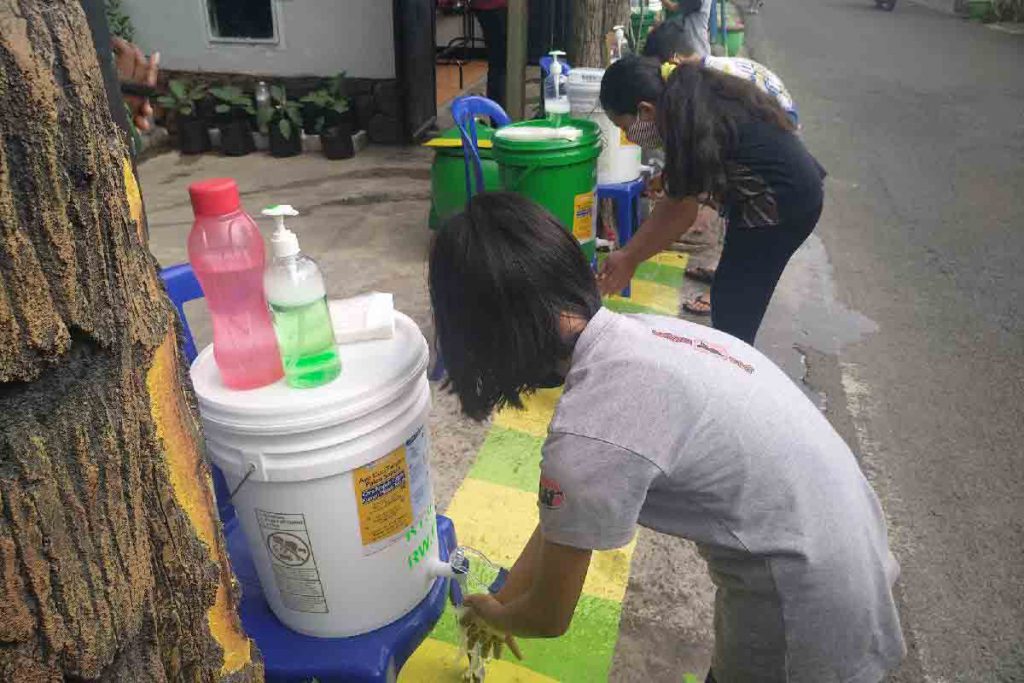 Anak-anak pun dibiasakan cuci tangan pakai sabun dengan air mengalir