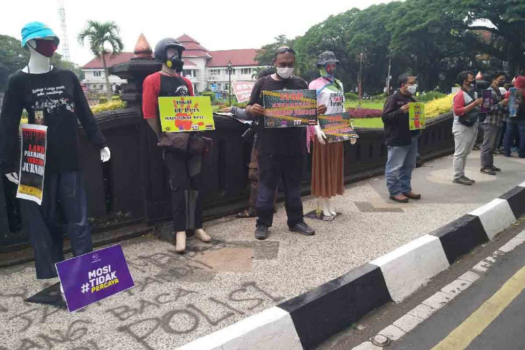 Aksi damai Jurnalis Malang Raya di bundaran Alun-alun Tugu Malang