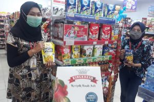 Aneka kripik buah produk UKM khas Malang dapat ditemui di Alfamart