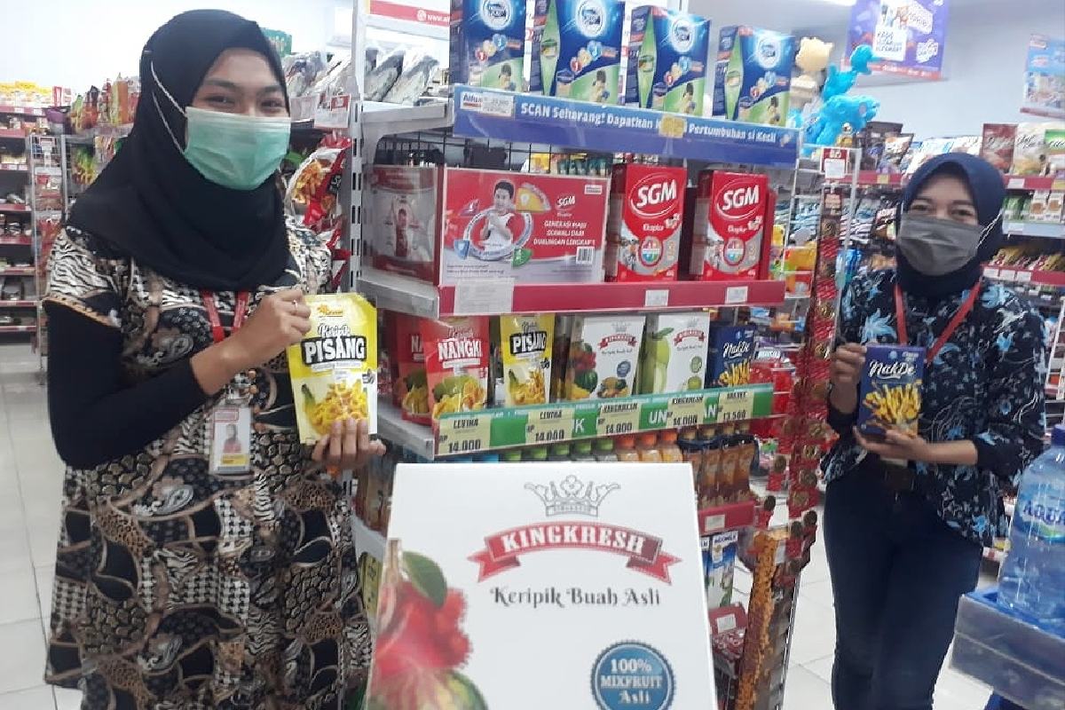 Aneka kripik buah produk UKM khas Malang dapat ditemui di Alfamart