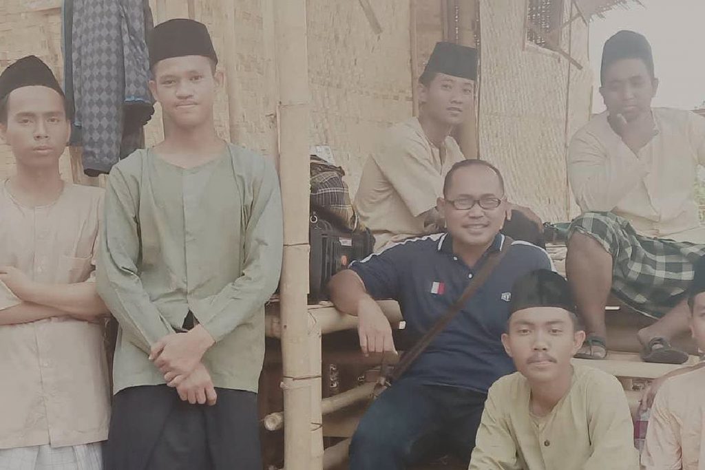 Arief Joko S (baju biru), saat terlibat produksi film "Jejak Langkah 2 Ulama."