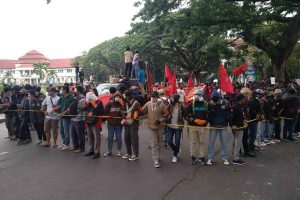 Massa melakukan barikade agar tak ada penyusup masuk - Demo Malang Damai, Rencanakan Aksi Lanjutan Tuntut Presiden Batalkan Omnibus Law