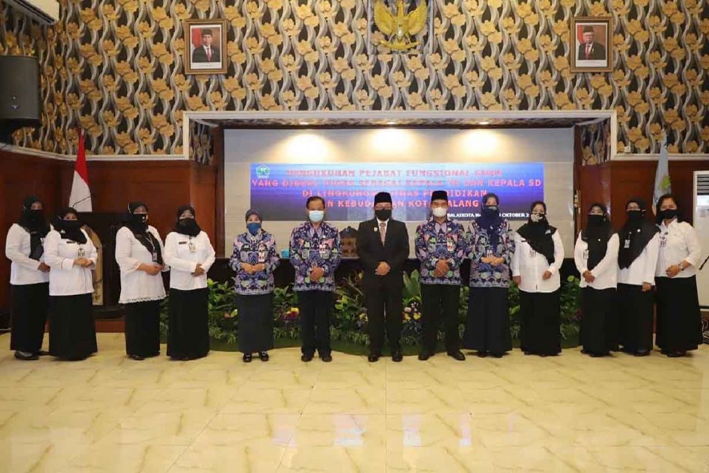 Bersama Kepala OPD dan Kepala Sekolah. (ist)
