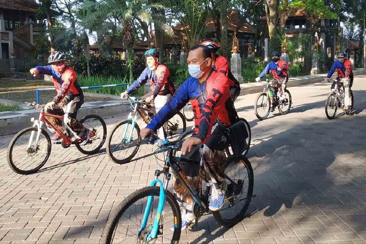 Bersepeda dengan bersarung - Unik, Bersepeda dan Bersarung ala Santri Fun Bike