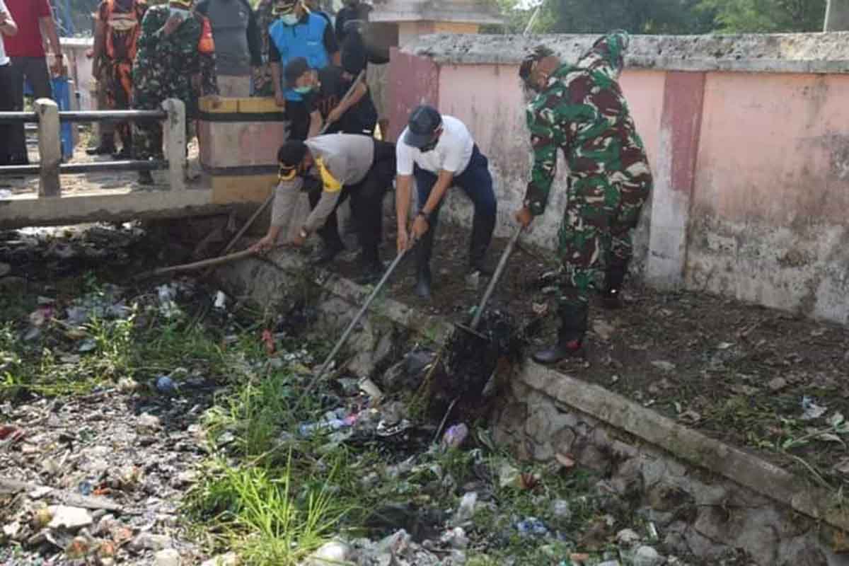 Bersihkan Saluran Pintu Air, Lamongan Antisipasi Hidrometeorologi