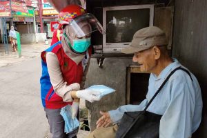 Tim Brantas Abipraya bagikan masker - Brantas Abipraya Ajak Masyarakat Sadar Protokol Kesehatan