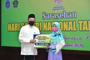Bupati Fadeli Serahkan Thropy Juara MTQ