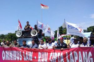 Demo buruh tolak Omnibus Law