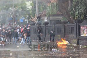 Demo Ricuh Diwarnai Lemparan dan Perusakan Gedung DPRD Kota Malang