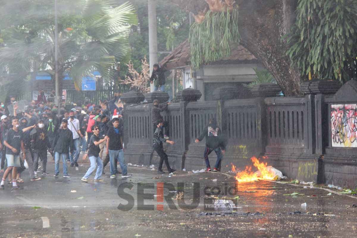 Demo Ricuh Diwarnai Lemparan dan Perusakan Gedung DPRD Kota Malang